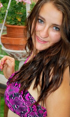 Açık havada bikinili seksi kadın güzelliğinin ifadeler.