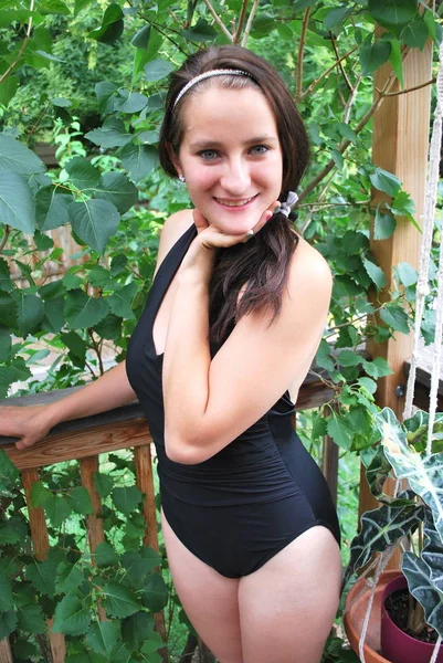 黒水着屋外を身に着けているセクシーな女性の美しさ表現 — ストック写真