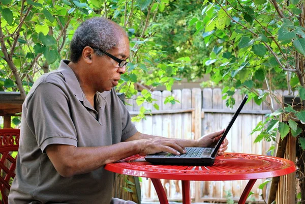 Američan Afričana Muž Pracuje Jeho Laptopu Terasu Palubou Venku — Stock fotografie