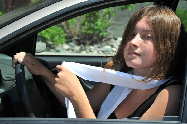 Modelo Moda Belleza Femenina Conduciendo Nuevo Coche —  Fotos de Stock