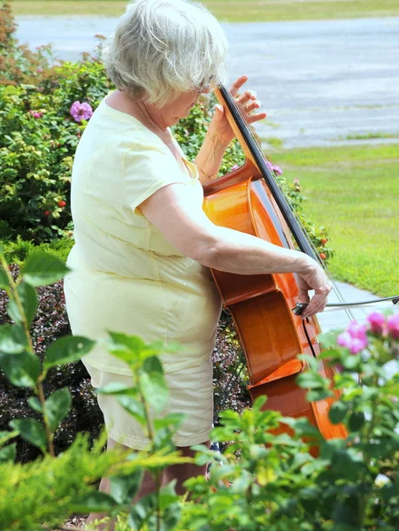 Starší Žena Hraje Venku Violoncello Pro Dary — Stock fotografie