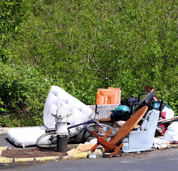 Tempat Sampah Dan Perabotan Lama Ditinggalkan Trotoar Oleh Orang Orang — Stok Foto