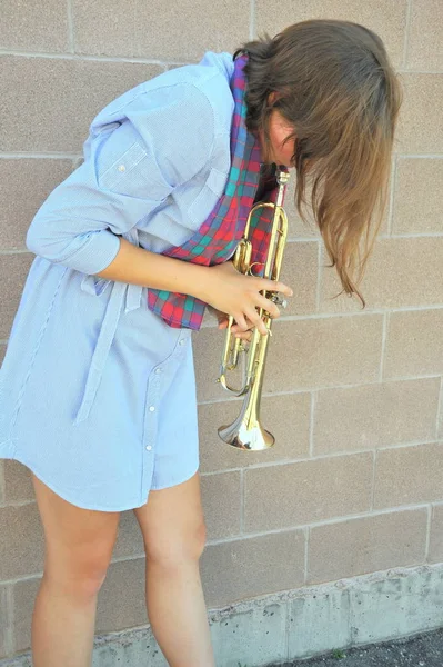 Vrouwelijke Jazz Trompettist Waait Haar Hoorn Buiten — Stockfoto