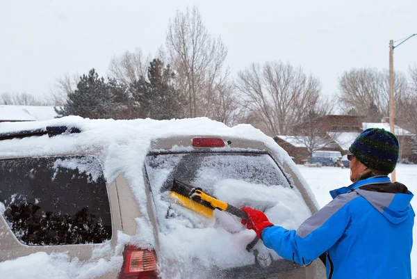 Olgun Yaşlı Kadın Dışarıda Arabasından Kar Temizliyor — Stok fotoğraf