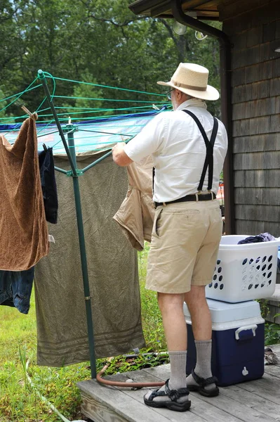 Country Gentleman Wäsche Waschen Und Wäsche Trocknen Seinem Garten — Stockfoto