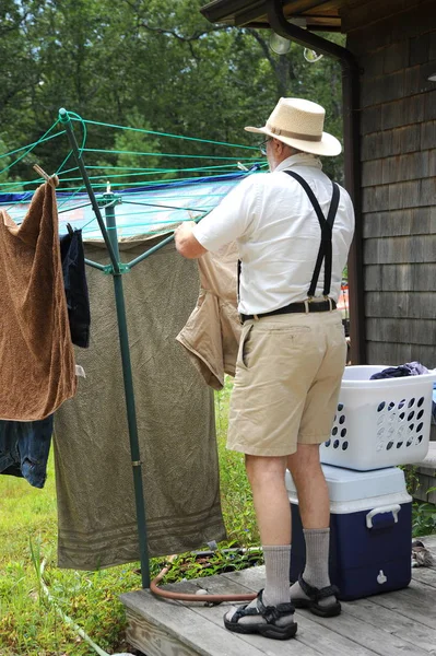 Country Gentleman Laver Sécher Les Vêtements Dans Son Jardin — Photo