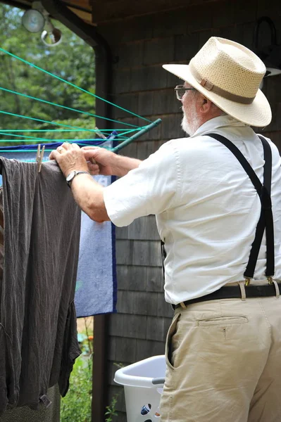 Country Gentleman Laver Sécher Les Vêtements Dans Son Jardin — Photo