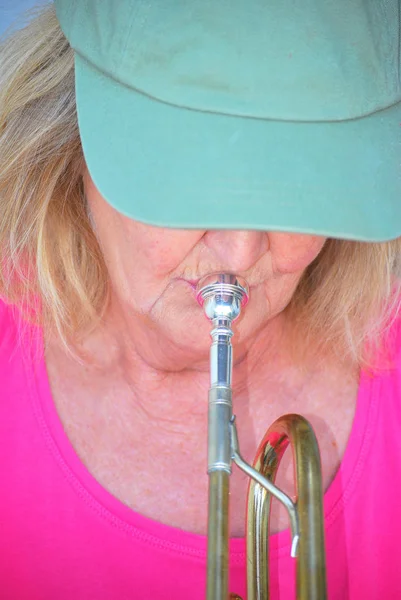 Reife Trompeterin Bläst Draußen Ihr Horn — Stockfoto