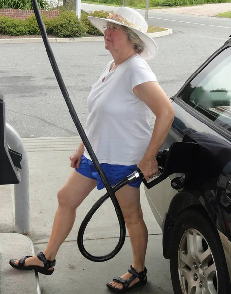 Volwassen Vrouw Pompen Benzine Haar Auto Bij Het Tankstation — Stockfoto