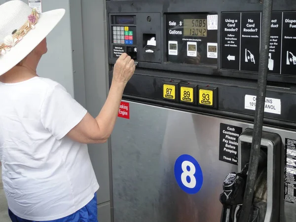 Dojrzała Kobieta Pompująca Benzynę Samochodu Stacji Benzynowej — Zdjęcie stockowe