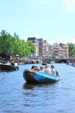 Amsterdam, Hollanda, 30 Mayıs 2014. Turist bir tur teknesinde Amsterdam 'ın su kanalında gezintisinin tadını çıkarıyor..