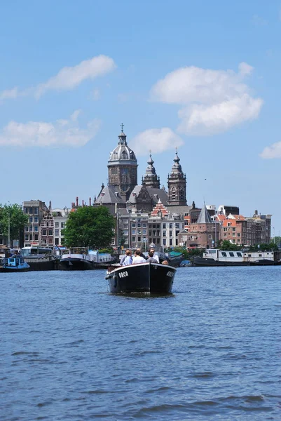2014年5月30日 荷兰阿姆斯特丹 乘坐观光船游览阿姆斯特丹 在运河上游览风景的游客 — 图库照片