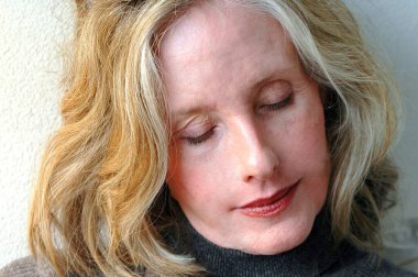 Olgun sarışın kadın model ifadeleri..