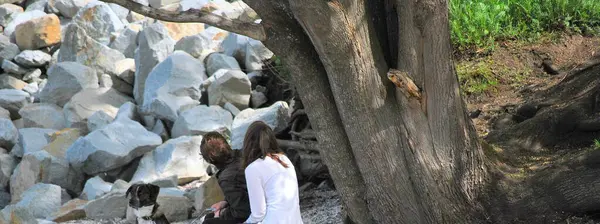 Hombre Mujer Sentados Las Rocas Aire Libre Con Perro —  Fotos de Stock