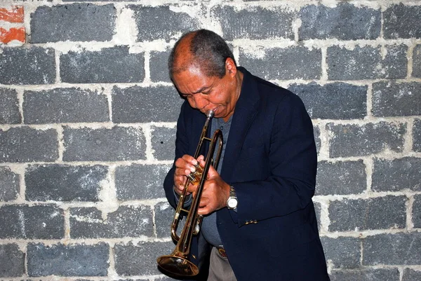 African American Jazz Trumpet Player Blowing His Horn Dressing Room — Stock Photo, Image