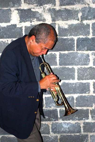 Afroamerikanischer Jazztrompeter Bläst Der Garderobe Studiokeller Sein Horn — Stockfoto