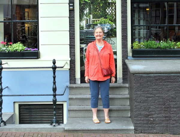 Reife Touristin Genießt Ihren Urlaub Amsterdam Niederlande — Stockfoto