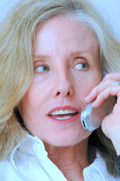 Volwassen Vrouw Blond Schoonheid Praten Haar Mobiele Telefoon Terwijl Zitten — Stockfoto