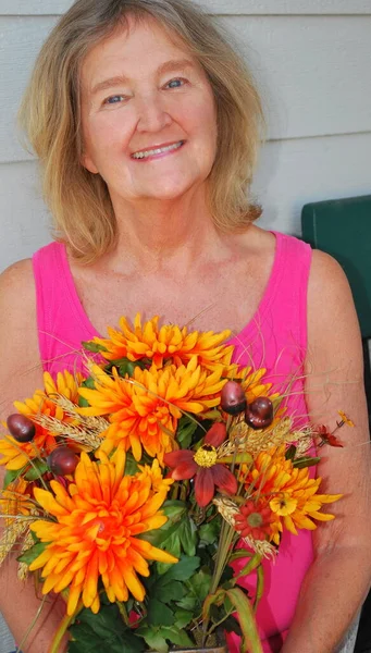 Dojrzałe Kobieta Senior Piękno Wyrażenia Gospodarstwa Kwiaty Zewnątrz — Zdjęcie stockowe