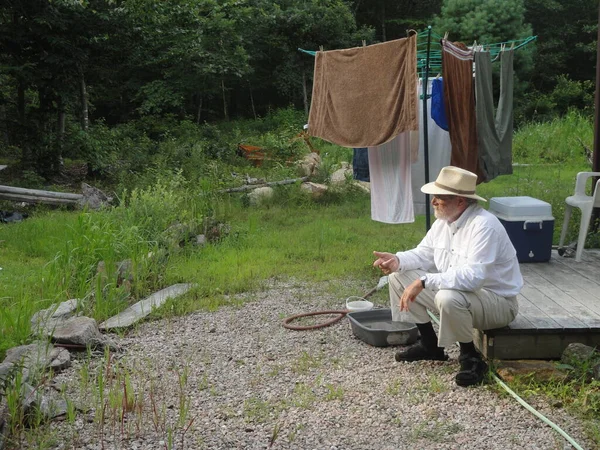 田舎の紳士は屋外で彼の裏庭のステップで喫煙 — ストック写真