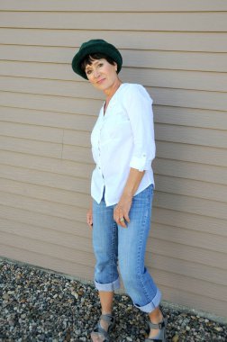 Olgun kadın güzellik mankeni ifadeleri dışarıda.