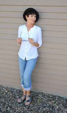 Olgun kadın güzellik mankeni ifadeleri dışarıda.