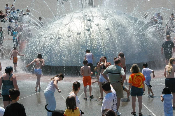 Seattle May 2005 Circa People Enjoying Water Fountain Seattle Washington — Stock Photo, Image