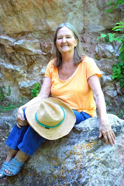 Ältere Seniorinnen Sitzen Auf Felsen Freien — Stockfoto