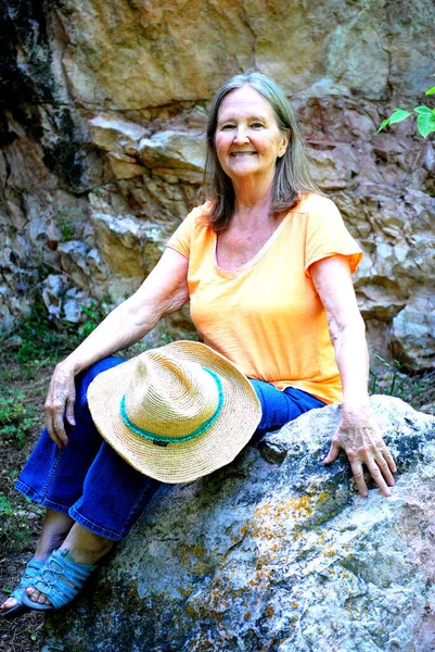 Ältere Seniorinnen Sitzen Auf Felsen Freien — Stockfoto