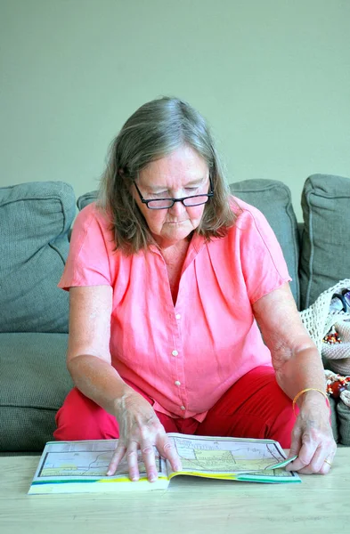 Volwassen Vrouw Senior Het Lezen Van Een Boek Thuis — Stockfoto