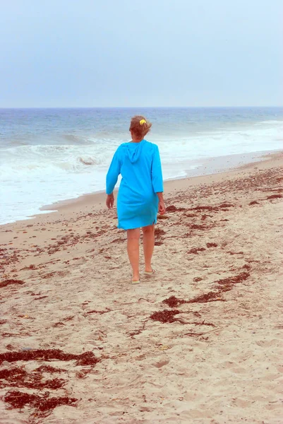 Maturo Femmina Anziana Piedi Nella Sabbia Sulla Spiaggia Fuori — Foto Stock