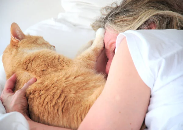 Volwassen Vrouw Blond Schoonheid Slapen Met Haar Kitten Thuis — Stockfoto
