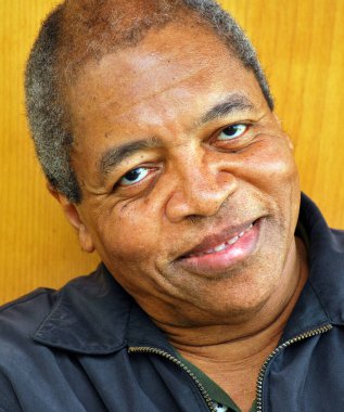 Afro-Amerikan erkek üst düzey ifadeleri açık havada.