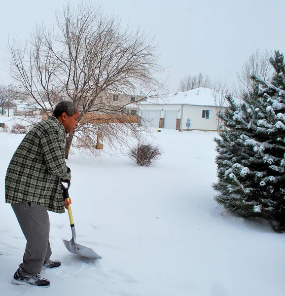 アフリカ系アメリカ人男性は屋外で雪をシャベル — ストック写真