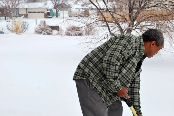 Afrika Kökenli Amerikalı Erkek Dışarıda Kar Kürüyor — Stok fotoğraf