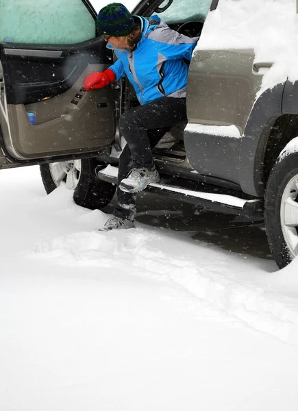 Madura Hembra Senior Nieve Invierno Con Coche — Foto de Stock