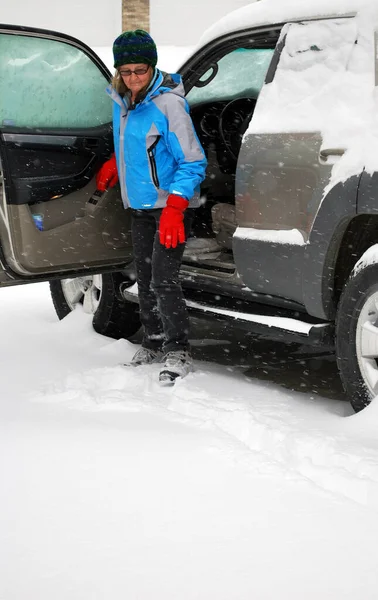 車で冬の雪の中で成熟した女性シニア — ストック写真