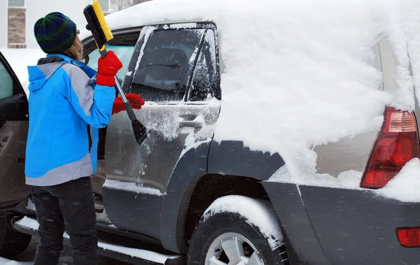 Gammal Kvinnlig Senior Vintern Snö Med Sin Bil — Stockfoto