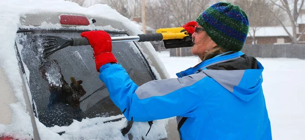 Dojrzałe Kobieta Senior Zimie Śnieg Jej Samochód — Zdjęcie stockowe