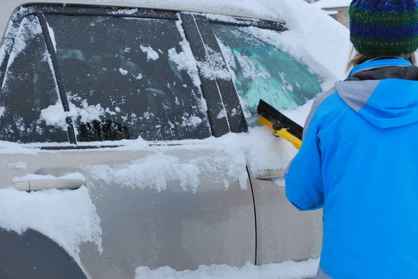 Madura Hembra Senior Nieve Invierno Con Coche — Foto de Stock