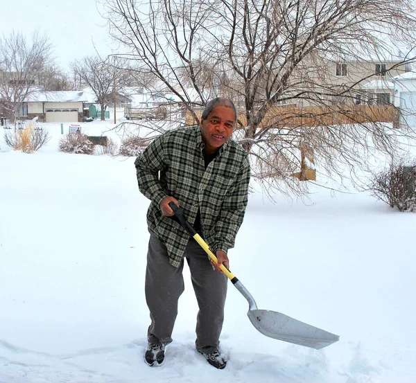 冬の雪の中でアフリカ系アメリカ人男性屋外 — ストック写真