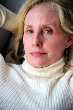 Olgun sarışın kadın ifadeleri evde tek başına..