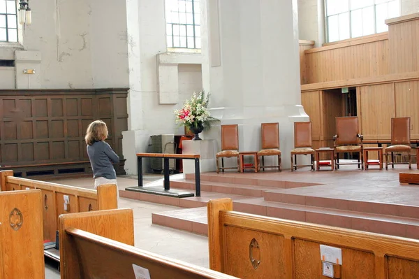 Reife Weibliche Schönheit Einem Gotteshaus — Stockfoto