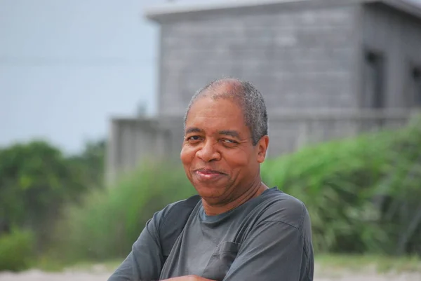 Afrikai Amerikai Férfi Idősebb Áll Tengerparton Szabadban — Stock Fotó