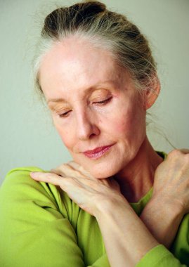 Olgun sarışın kadın ifadeleri evde tek başına..