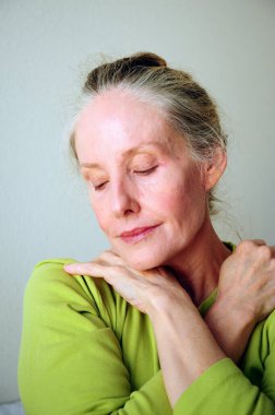 Olgun sarışın kadın ifadeleri evde tek başına..