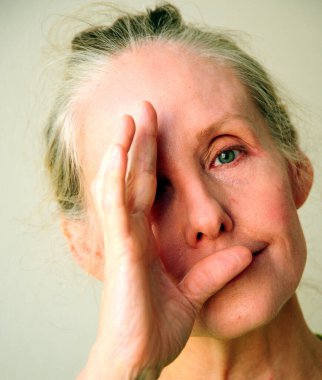 Olgun sarışın kadın ifadeleri evde tek başına..