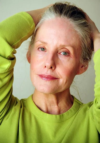 Volwassen Vrouw Blond Schoonheid Uitdrukkingen Alleen Binnen — Stockfoto