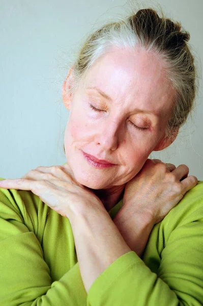 Volwassen Vrouw Blond Schoonheid Uitdrukkingen Alleen Binnen — Stockfoto