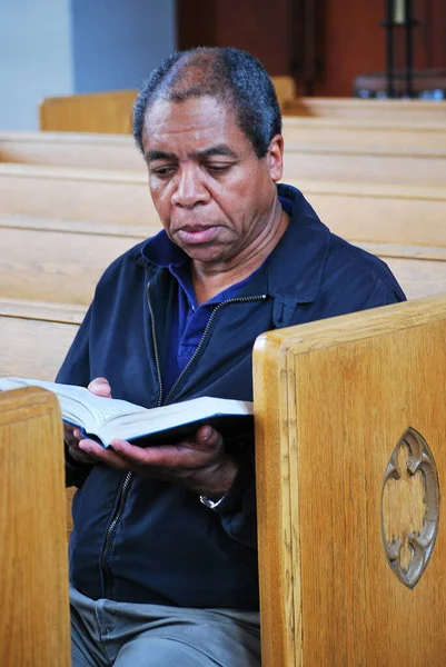 教会で一人でアフリカ系アメリカ人男性シニア — ストック写真